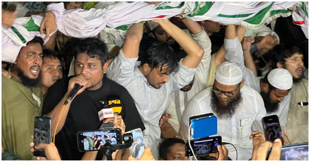আওয়ামী লীগ নিষিদ্ধসহ তিন দাবিতে রাজধানীতে শনিবার বিক্ষোভে বক্তব্য দেন  এনসিপির দক্ষিণাঞ্চলের মুখ্য সংগঠক হাসনাত আবদুল্লাহ। ছবি: এনসিপির ফেসবুক পেজ